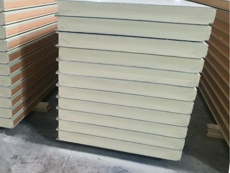 Panel PU cách nhiệt dùng thi công kho lạnh công nghiệp giữ nhiệt độ ổn định.